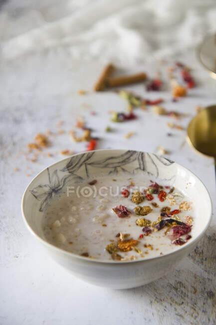Крупный план вкусного рисового пудинга с съедобными цветами — стоковое фото