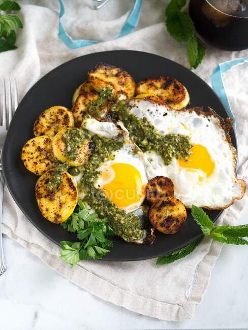 Fried eggs with plantain and chimichurri sauce for breakfast — Stock Photo