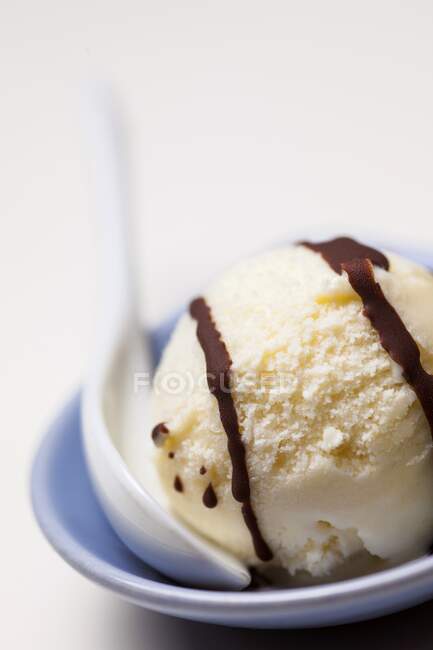Une boule de crème glacée maison avec sauce au chocolat — Photo de stock