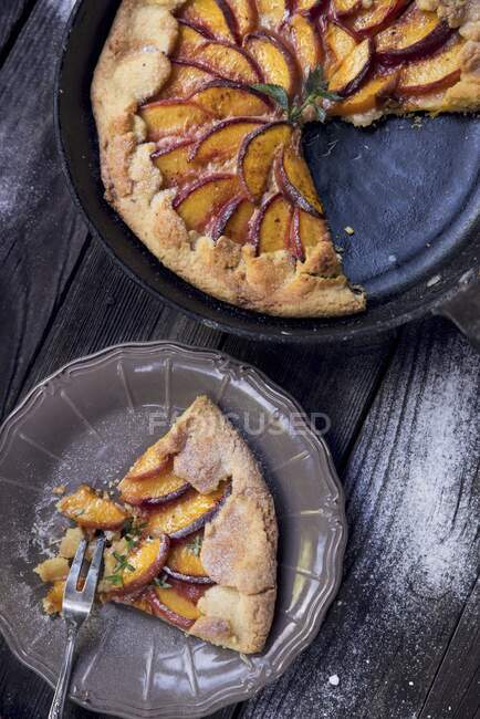 A crostata with sliced peaches — Stock Photo