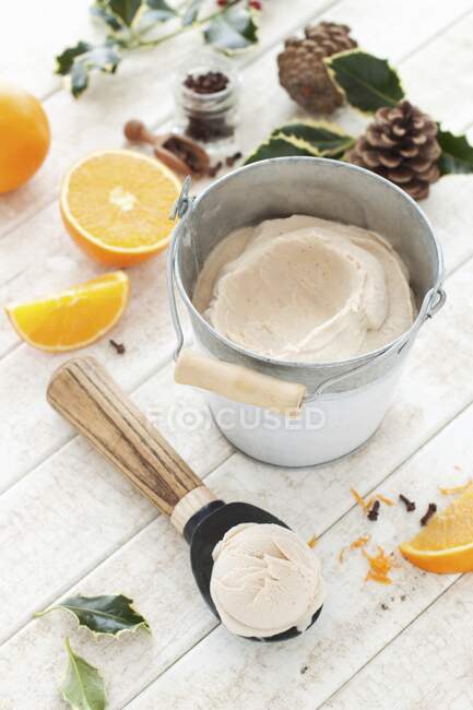 Gelato con chiodo di garofano arancione — Foto stock