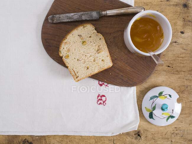 Pane brioche con pistacchi e pere secche — Foto stock