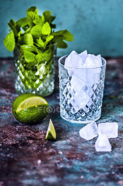 Limão, hortelã e gelo em um copo de cristal para mojito — Fotografia de Stock