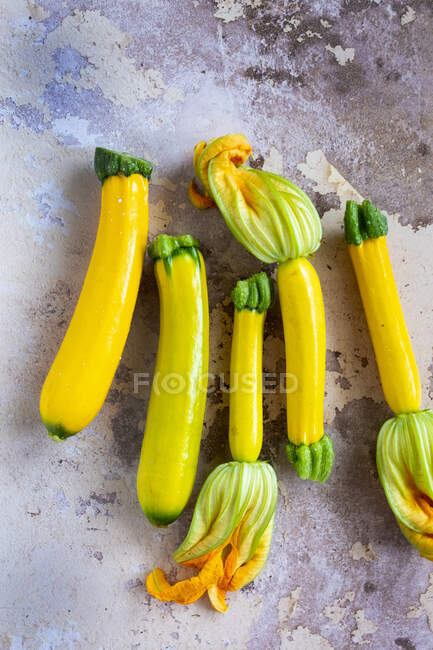 Zucchini, Karotten, Paprika, Paprika, Kohl, grünes Gemüse. — Stockfoto