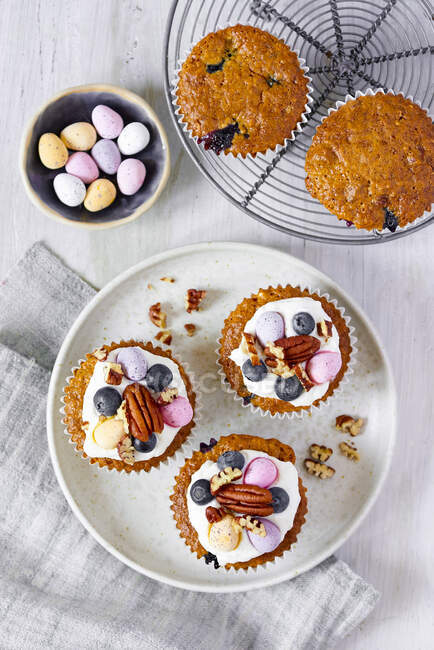 Blueberry Pecan Muffins mit Schokoladeneiern — Stockfoto
