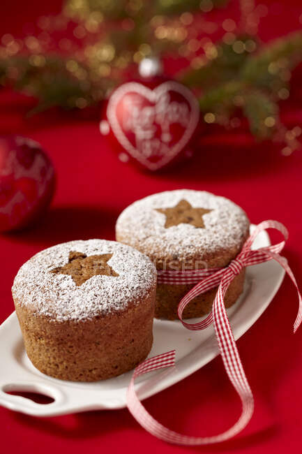 Mini pasteles de chocolate con estrellas de azúcar glaseado - foto de stock