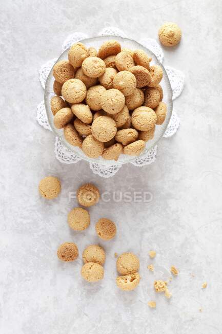 Amaretti biscuits in glass bowl, top view — Stock Photo