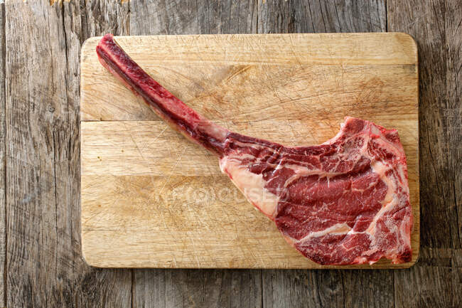Carne de res tomahawk filete sobre tabla de madera - foto de stock