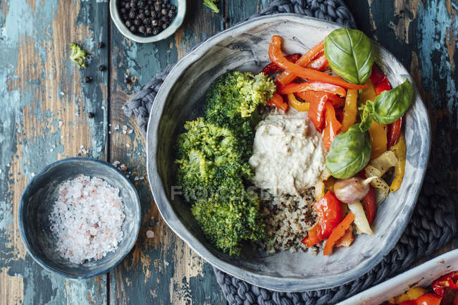 Páprica torrada, brócolis, quinoa e húmus — Fotografia de Stock
