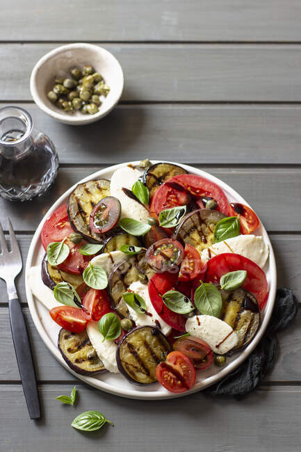 Caprese salad with grilled aubergine slices and capers — Stock Photo