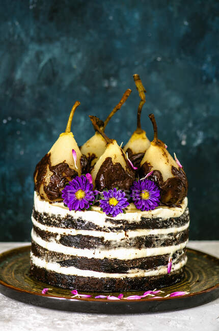 Tarta con peras decorada con flores - foto de stock