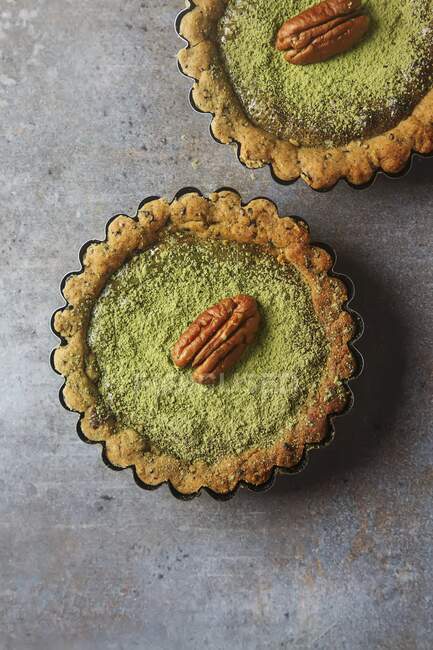 Green tea vegetarian pie match with nuts and mint — Stock Photo
