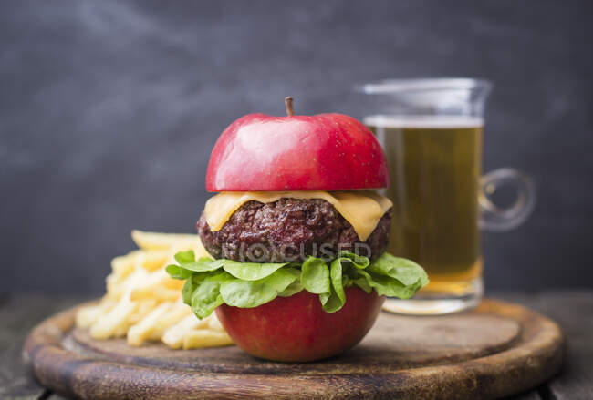 Бургер с сыром и салатом в яблоке, картошка фри, пиво — стоковое фото