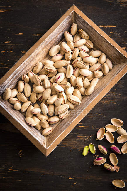 Small dish of pistachios — Stock Photo
