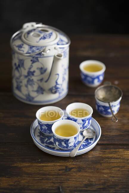 Chá verde em um jarro e pequenas tigelas — Fotografia de Stock