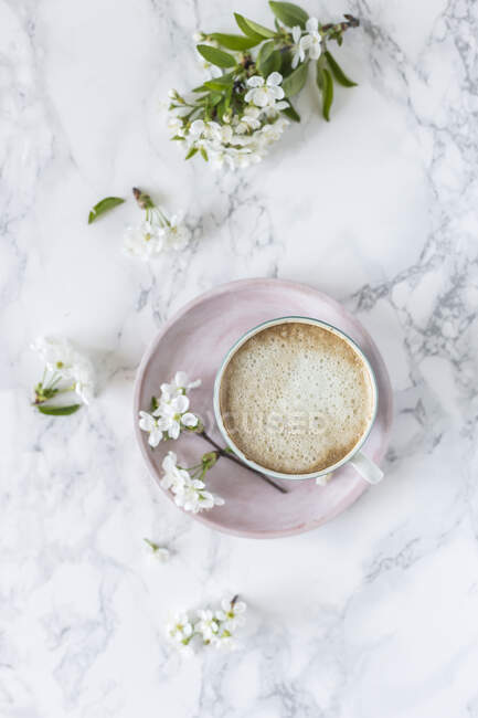 Xícara de café e flor de cereja — Fotografia de Stock