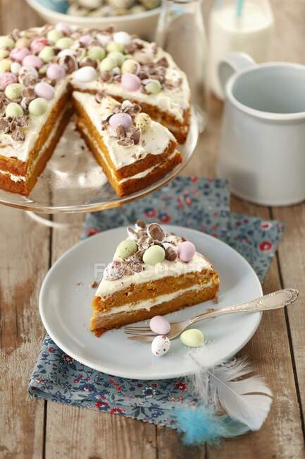 Carrot cake with orange cream and chocolate eggs for Easter — Stock Photo