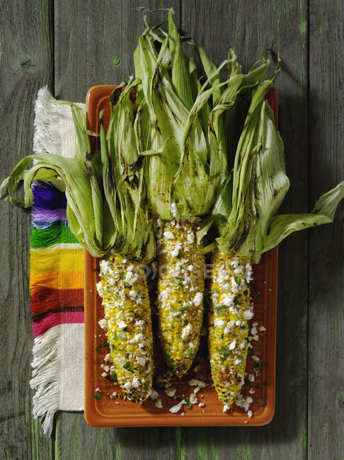 Elotes (maíz a la parrilla en la mazorca, México) - foto de stock