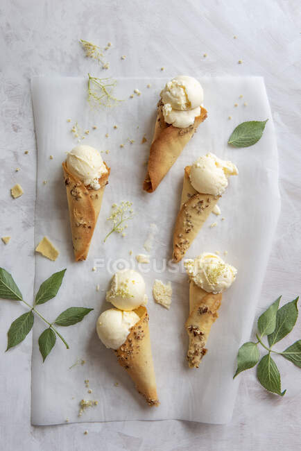 Lemon and elderflower ice cream in homemade waffle cones — Stock Photo