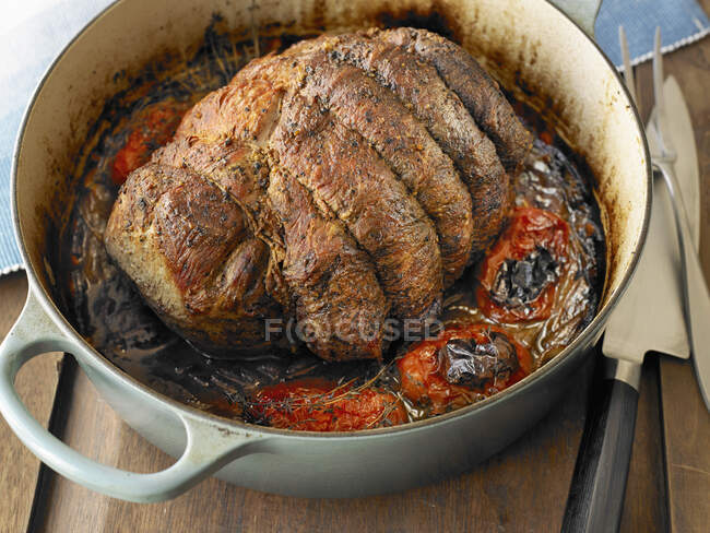 Assado de carne com tomate derretido e cebolas — Fotografia de Stock