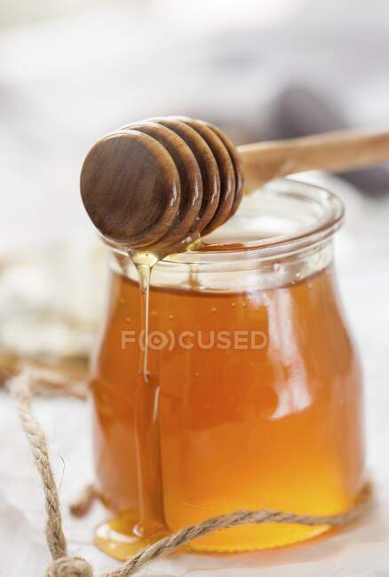 Miele con un mestolo di miele — Foto stock