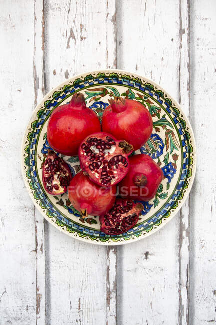 Granatäpfel, ganz und aufgeschnitten — Stockfoto