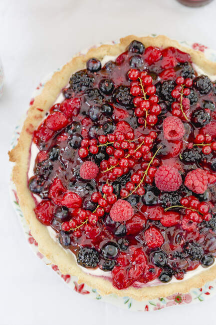 Tart pie with jam and fresh raspberries, redcurrants and blackcurrants — Stock Photo