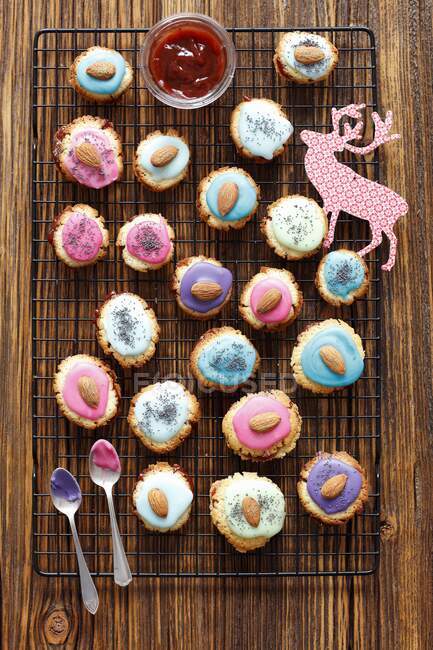Biscuits with colorful icing and nuts, top view — Photo de stock