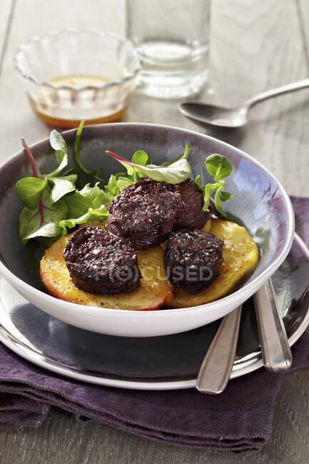 Close-up shot of delicious Black pudding with apples — Stock Photo