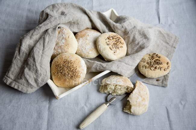 Rouleaux de pain d'épeautre sur un chiffon de lin — Photo de stock