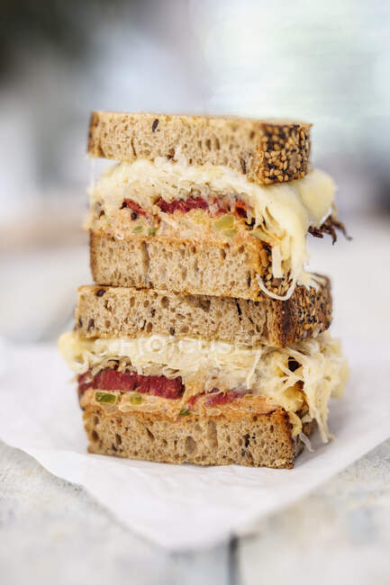 Sandwichs Reuben au pastrami, choucroute et vinaigrette — Photo de stock