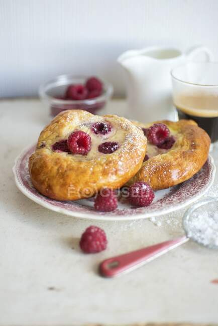 Yeast buns with sour cream and raspberry filling — Stock Photo