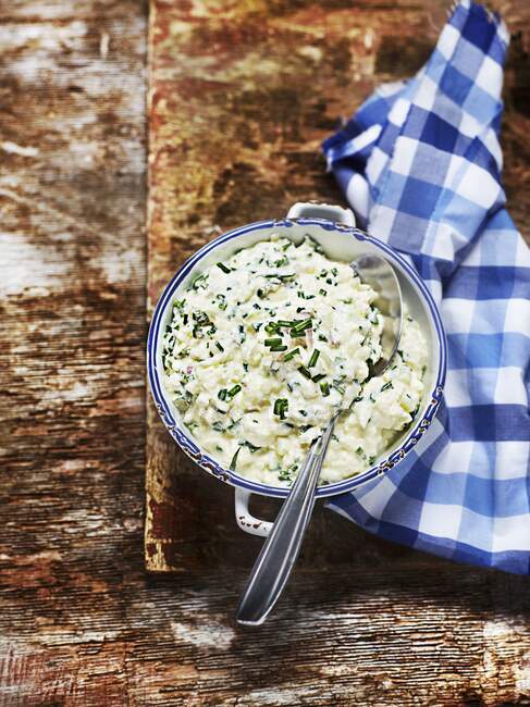 Fresh cheese with chives — Stock Photo