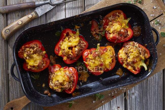 Stuffed peppers in a roasting tin (top view) — Stock Photo