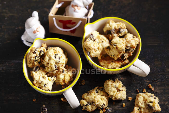 Australian christmas cookies in mugs and on table with santas figures — Stock Photo