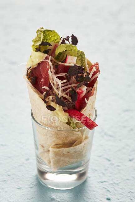 Tortilla-Wrap gefüllt mit asiatischem Thunfischsalat — Stockfoto