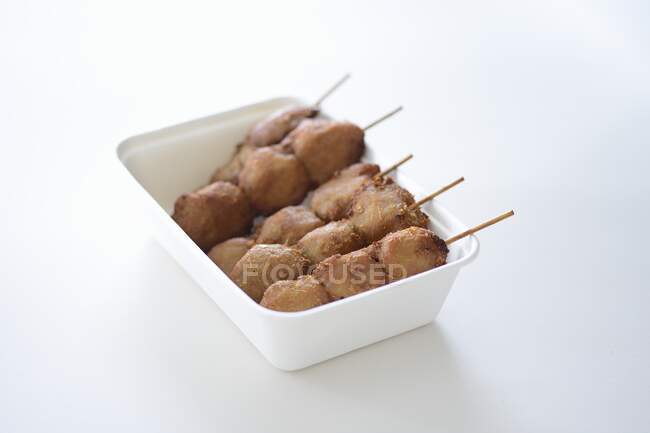 Pork skewers in a takeaway box — Stock Photo