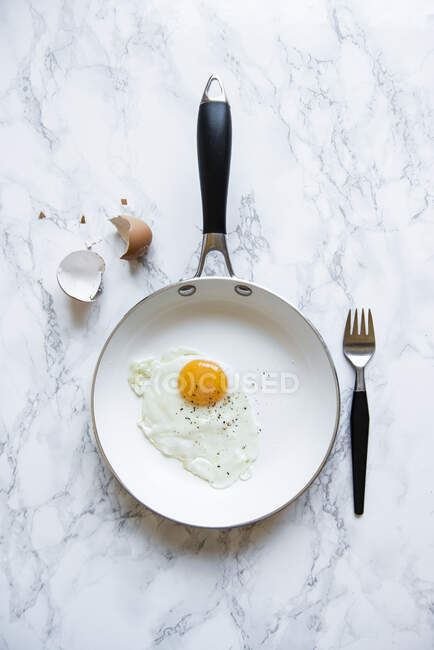 Fried egg in a frying pan, view from above — Stock Photo