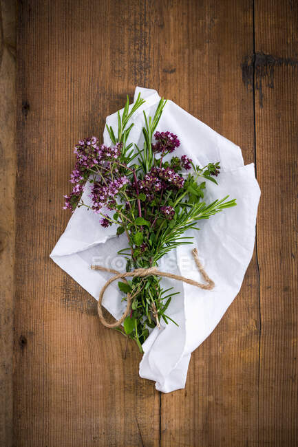 Un bouquet de romarin frais et d'origan — Photo de stock