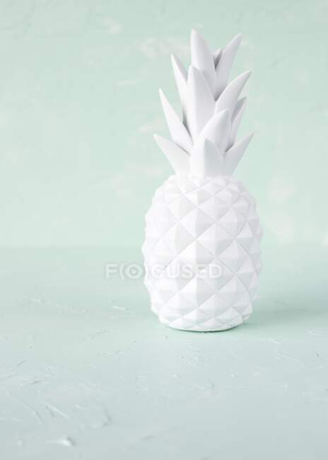 Une décoration d'ananas en porcelaine blanche — Photo de stock