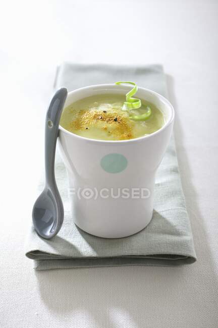 Crema di zuppa di porri per un bambino — Foto stock