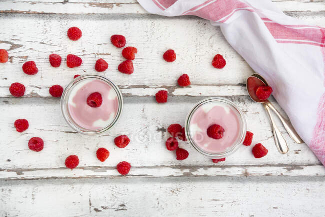 Mascarpone yoghurt with raspberries on rustic wooden surface — Foto stock
