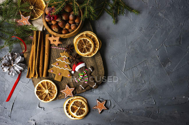 Nahaufnahme von leckeren Weihnachtsplätzchen und Gewürzen — Stockfoto