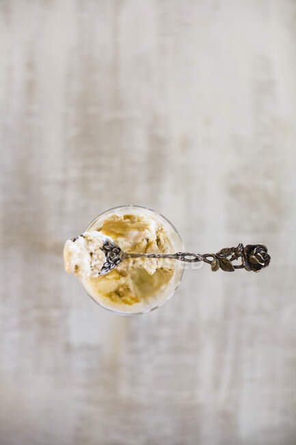 Caramel ice cream, closeup — Stock Photo