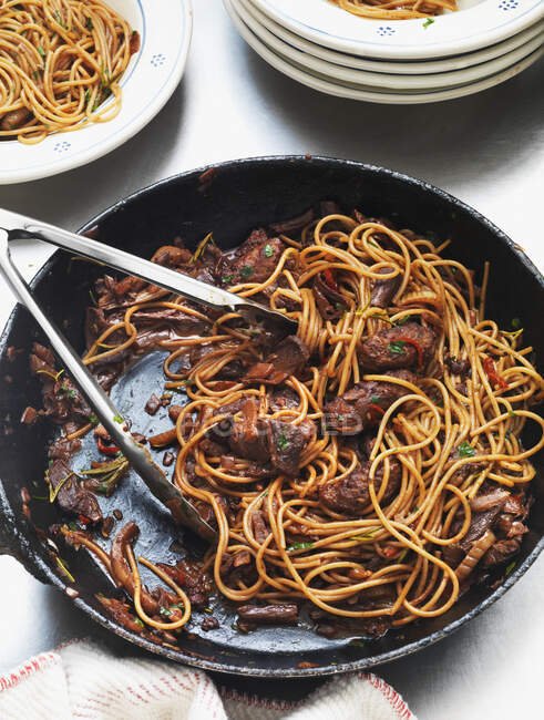 Спагетти с сосисками и грибами — стоковое фото