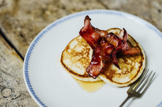 Pancakes with bacon and maple syrup — Stock Photo