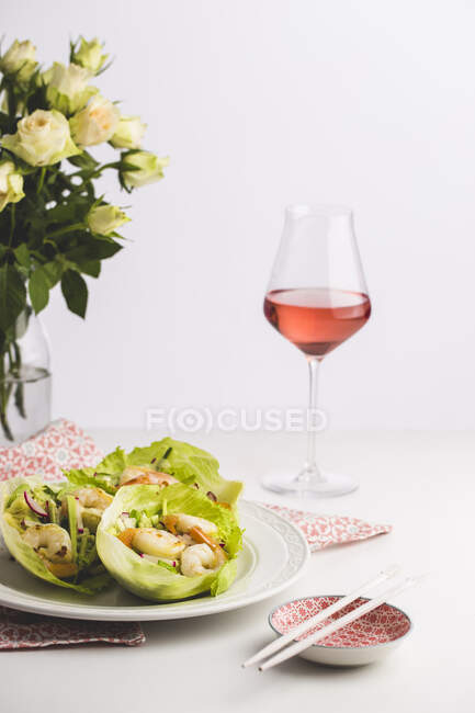 Garnelen in Salatblättern serviert mit Rosenwein — Stockfoto