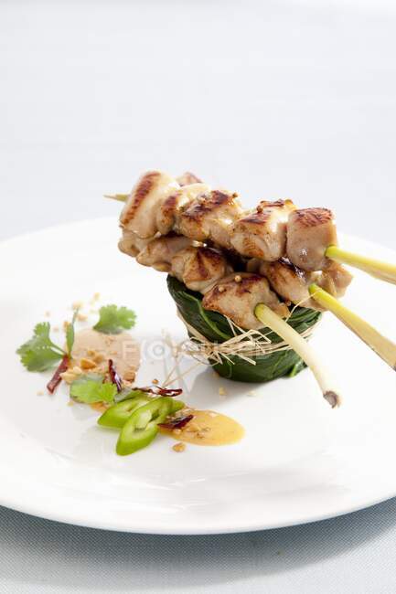 Chicken and lemongrass skewers with peanut sauce — Stock Photo