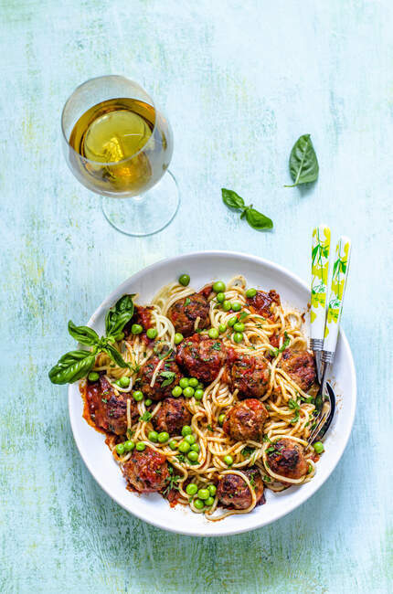 Italienische Spaghetti mit Frikadellen und Weißwein — Stockfoto