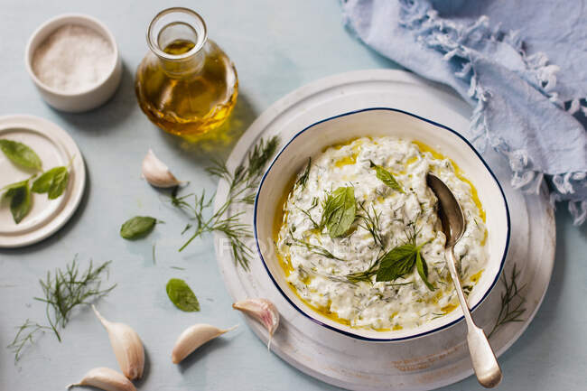 Sabrosa salsa cremosa casera con aceite de oliva y parmesano en una mesa - foto de stock